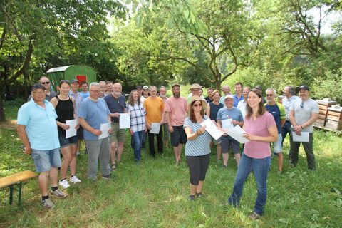 Die Obstbaumwartinnen und Obstbaumwarte der Ausbildungen im Projekt "Streuobstwiesen aktiv" erhalten ihre Zertifikate.
